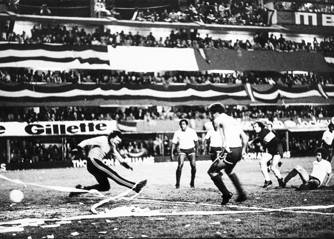 Imagen Imágenes de la final que le dio a Boca la primera Copa Libertadores de su historia, en 1977. En el partido de ida disputado en la Bombonera, su gol más emblemático y más trascendente, el 1-0, a los 3 minutos de juego.