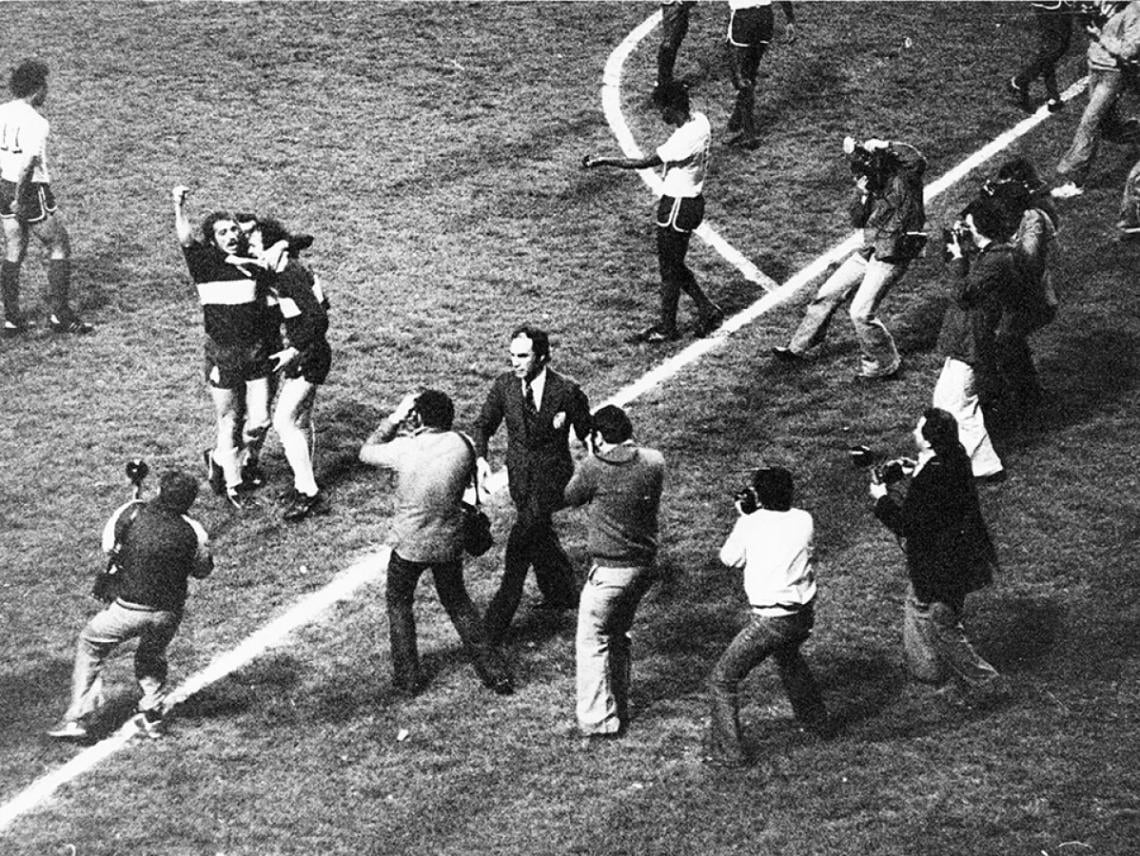 Nótese la cantidad de fotógrafos en el campo de juego (hasta el borde del área grande parece que podían entrar), para tener el festejo de cerca.