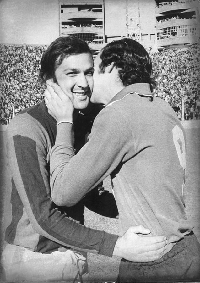 Imagen Un saludo, antes de empezar un San Lorenzo-Vélez, con estadio a reventar, como se observa de fondo.