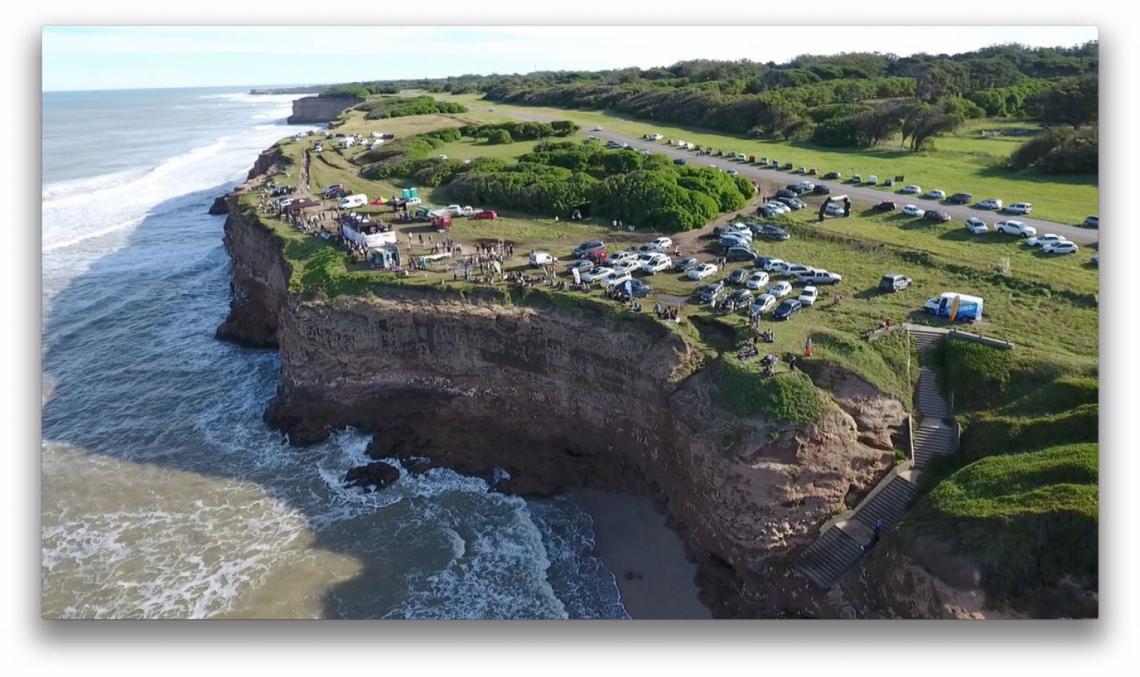 Imagen El dron captó esta bella toma de La Paloma: su acantilado, la estructura montada para el show y el público en gran número.