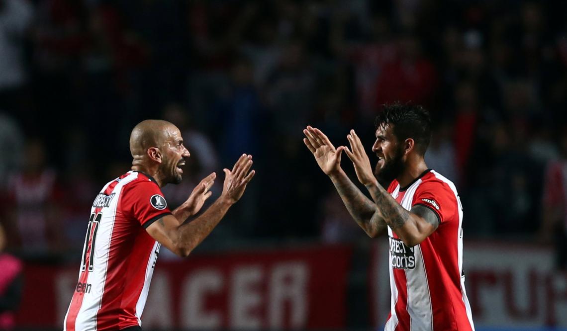 Imagen Verón y Toledo, festejando el gol del último partido.