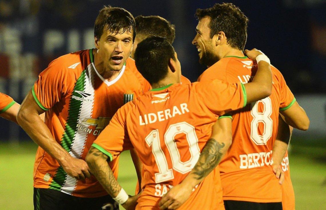 Imagen Civelli y Sarmiento, festejando con Bertolo el gol del triunfo ante Tigre.