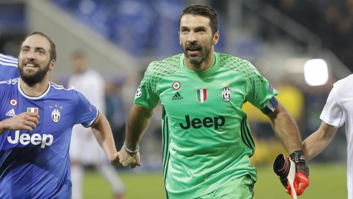 Imagen Higuain y Buffon, festejando el triunfo.