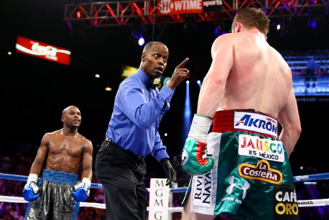 Imagen Bayless, advirtiendo al Canelo durante su pelea con Mayweather.