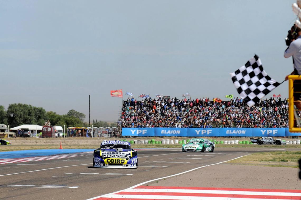 Imagen Bandera a cuadros en el circuito rionegrino para la gran victoria del Torino del mendocino Santero.