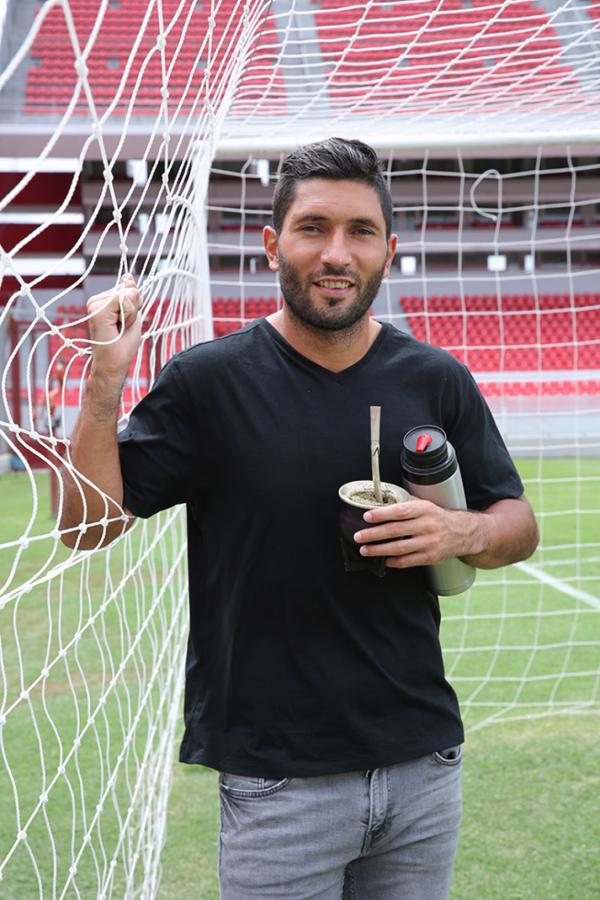 No larga el termo y el mate ni para la producción de fotos, un clásico de nuestros vecinos.