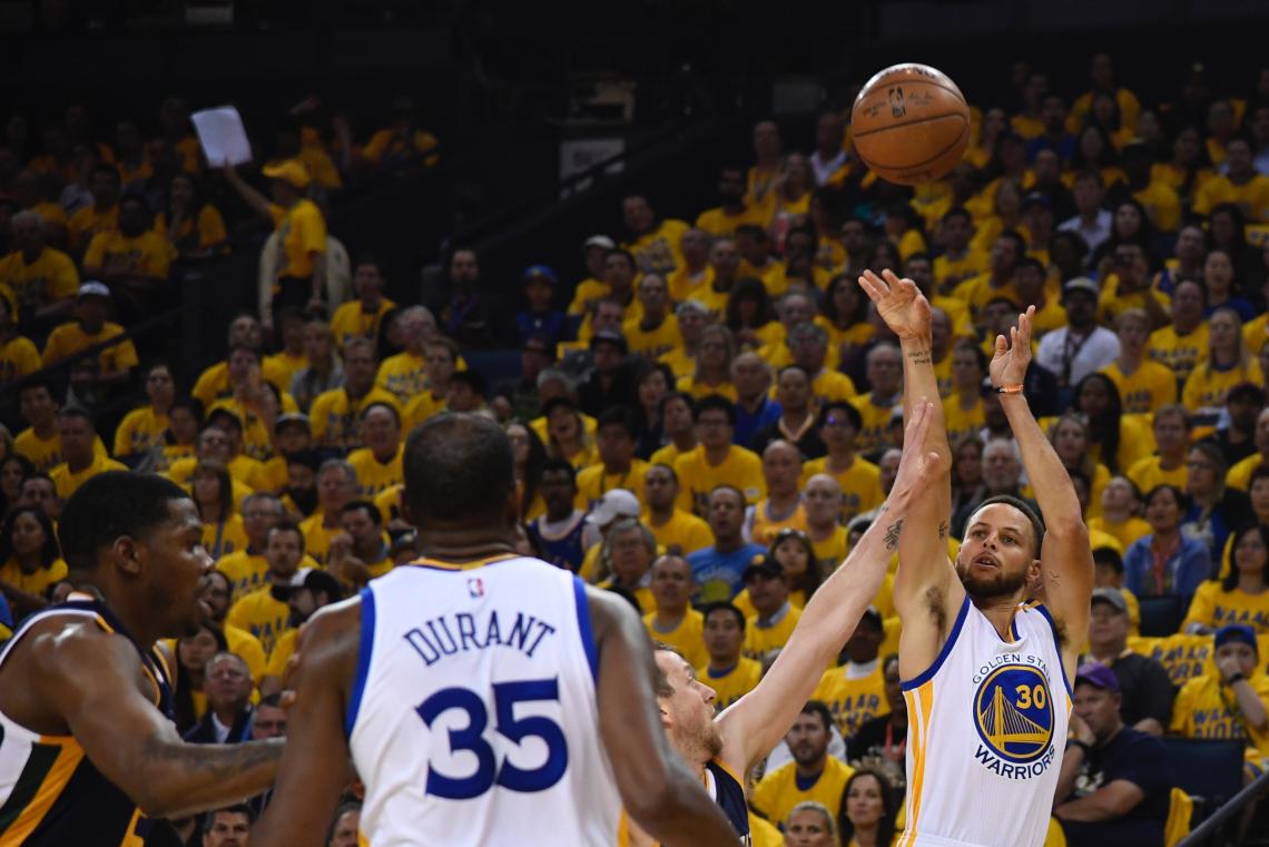 Imagen Curry lanza un triple, ante la mirada de Durant.