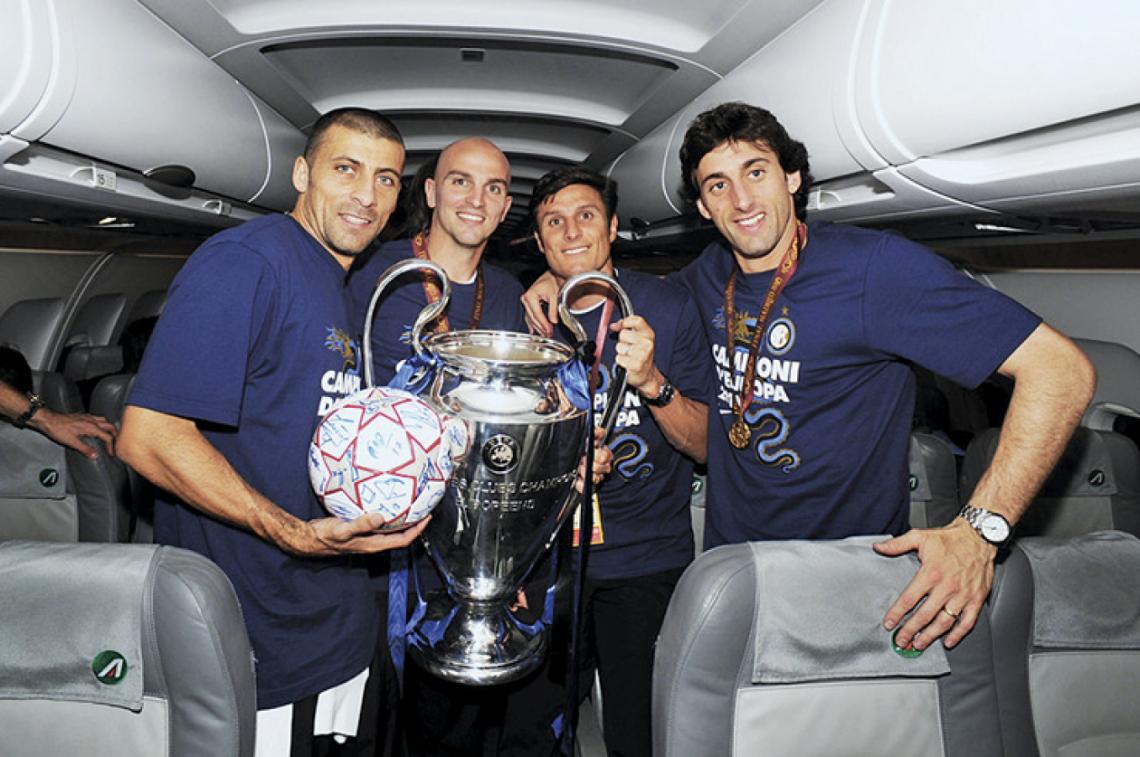 Imagen Levantando la Champions 2010 ganada en el Inter, con Cambiasso, Zanetti y Diego Milito.