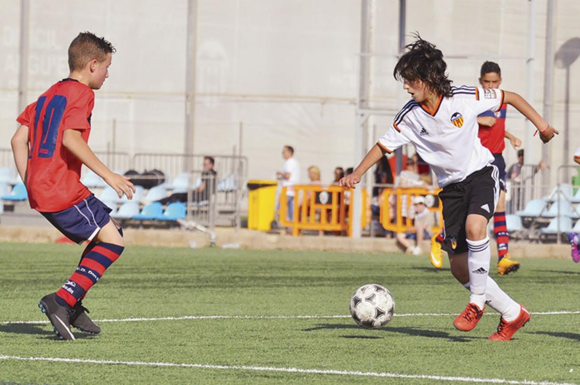 Cabeza levantada, melena al viento y buen porte. Leíto, como le dicen, es diestro, goleador y buen asistidor. Y una ficha del Madrid.