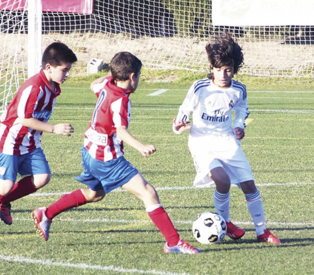 Imagen Más pequeño, mostrando su talento en el Real Madrid, club del que pidió irse porque sus compañeros lo cargaban.