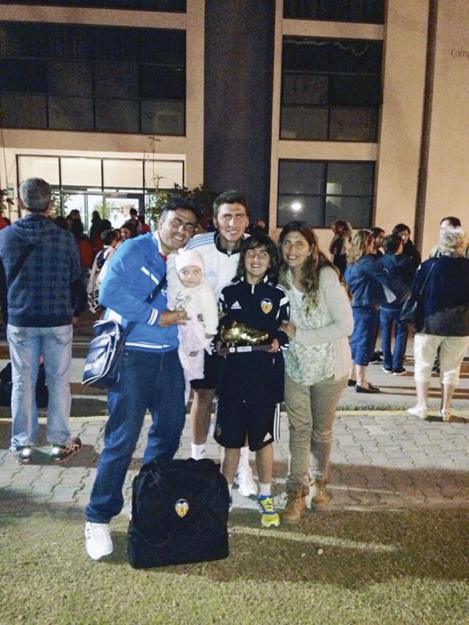 Imagen Foto en familia, con sus padres, Miguel y Daniela, y sus hermanos, Nacho y Milena, mostrando el premio al mejor jugador de un Mundialito.