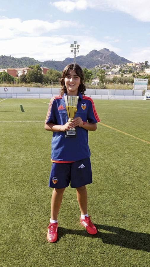 Imagen En la actualidad, con pelo largo (una rareza para los chicos de hoy), con un trofeo ganado en Valencia.