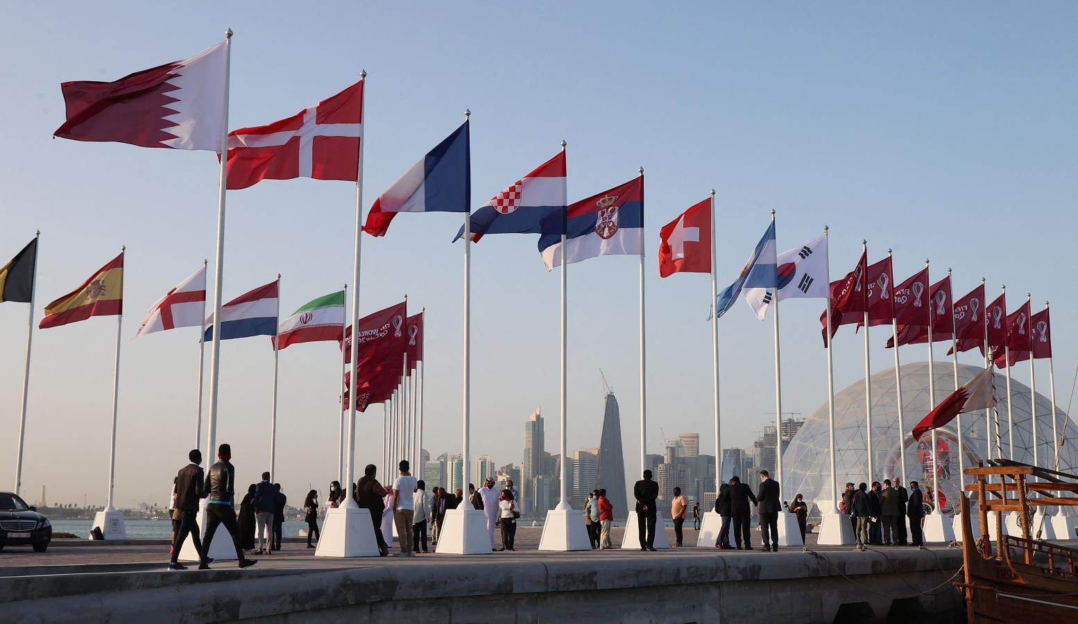Imagen Las banderas de los ya clasificados flamean en las calles de Qatar (KARIM JAAFAR / AFP)
