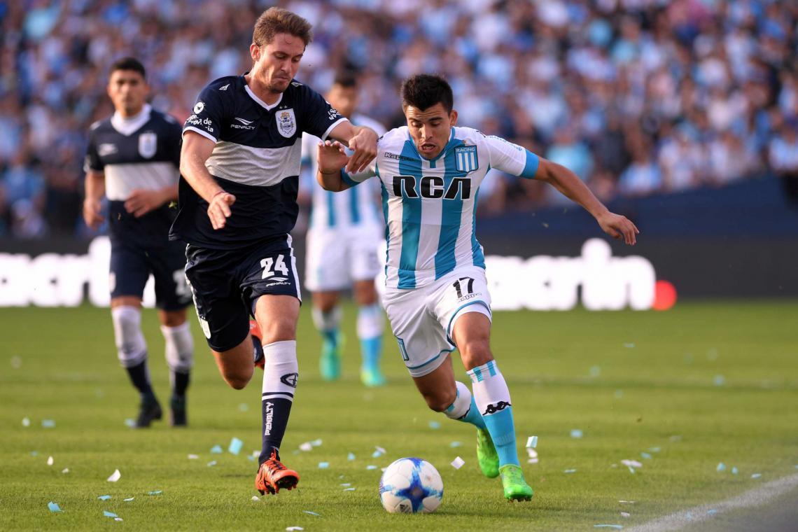 Imagen Marcos Acuña, en plena acción, con la camiseta de Racing.