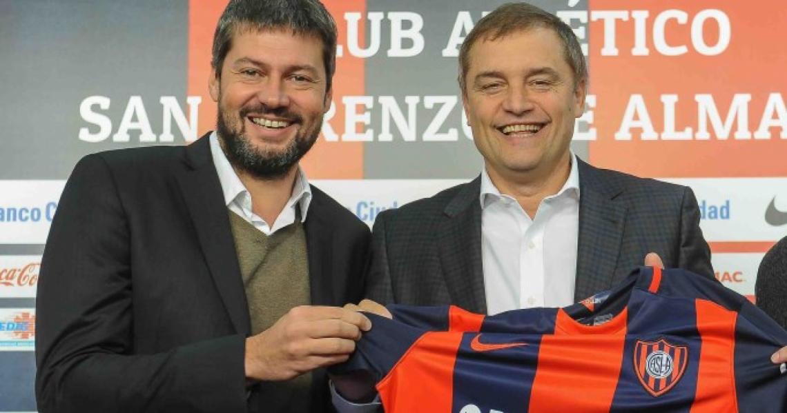 Imagen Lammens, junto a Aguirre en su presentación.