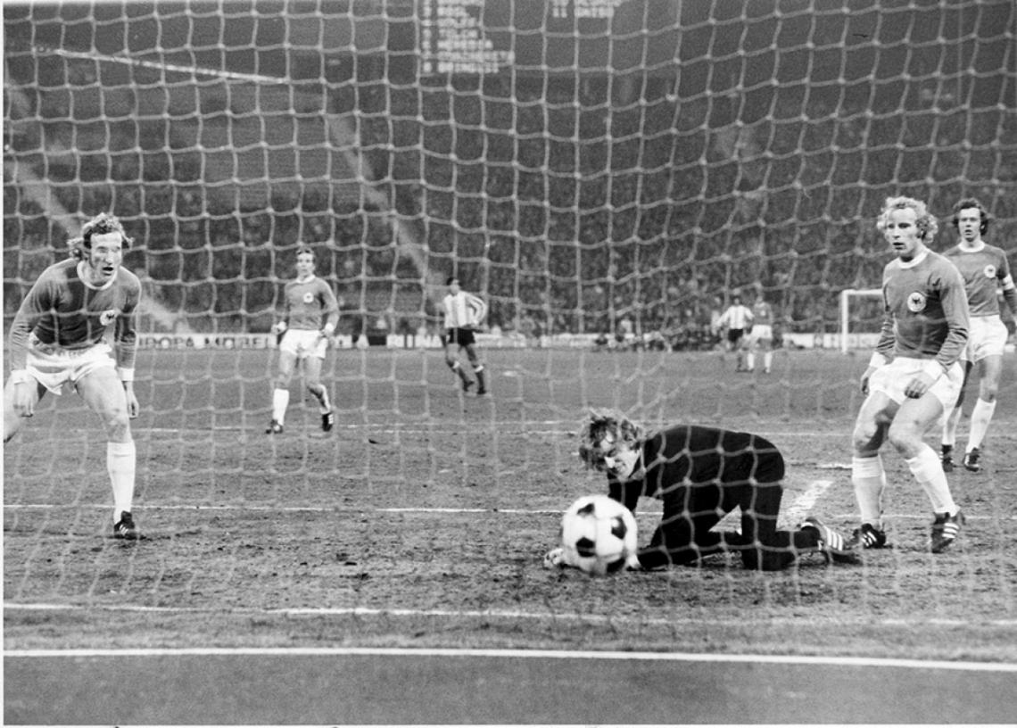 Imagen El gol recordado: lo convirtió para la Selección ante Alemania en 1973, en Munich; Sepp Maier, arquero y gloria germana, lo sufre.