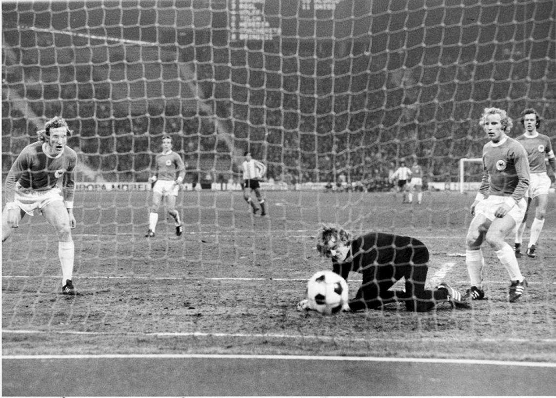 El gol recordado: lo convirtió para la Selección ante Alemania en 1973, en Munich; Sepp Maier, arquero y gloria germana, lo sufre.