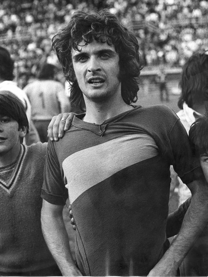 Imagen En los 70, nadie se lo tomaba a mal: con la de Boca dada vuelta tras un cambio de camisetas en un clásico.