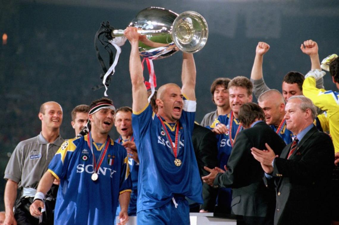 Gianluca Vialli, con el grito de guerra, levanta la Champions. Fue la segunda y última que ganó la Juventus.