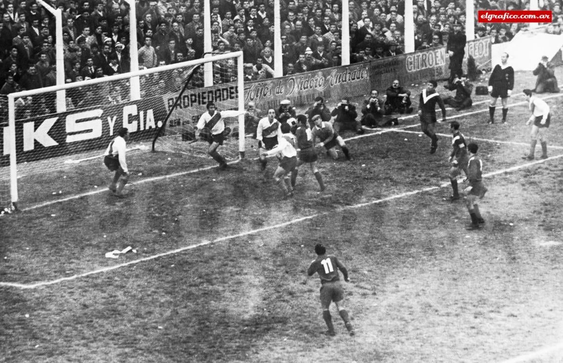 Tras una serie de rebotes Bianchi, de cabeza, marca el empate de Vélez. Carrizo mira en el piso.