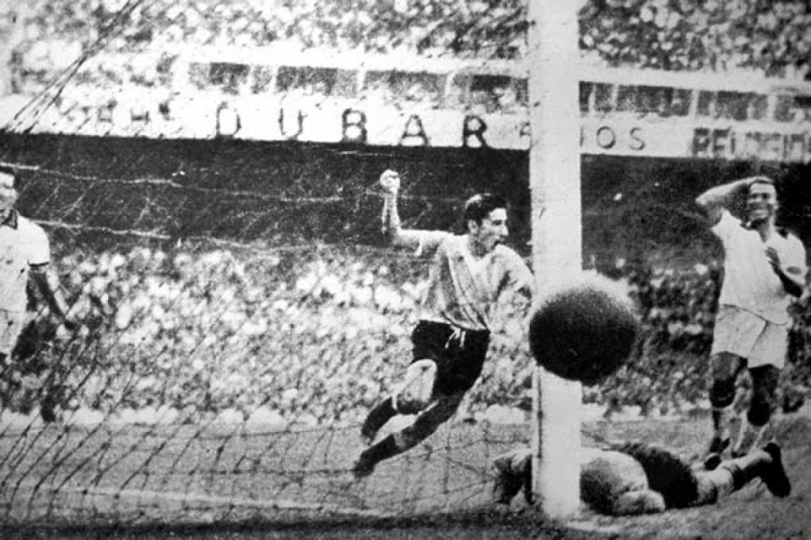 Imagen Ghiggia festeja, Bigode se agarra la cabeza mientras se le desdibuja la cara y Barbosa muerde el polvo. Se acaba de gestar el Maracanazo, tal vez la hazaña más grande de la historia del deporte. 