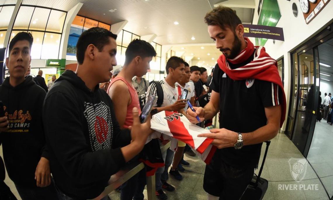 Imagen Larrondo, firmando autógrafos en el aeropuerto.