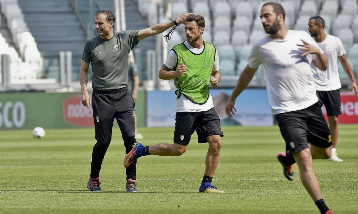Imagen Marchisio, durante una práctica, con Higauin y el DT Allegri.