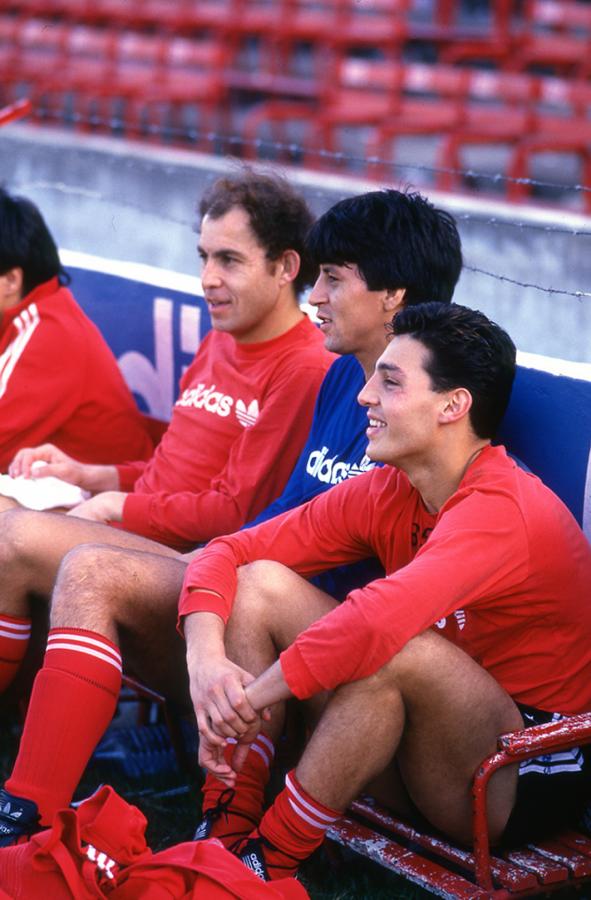 En el banco de suplentes durante una practica, junto a Bochini y Pedro Damián Monzón.