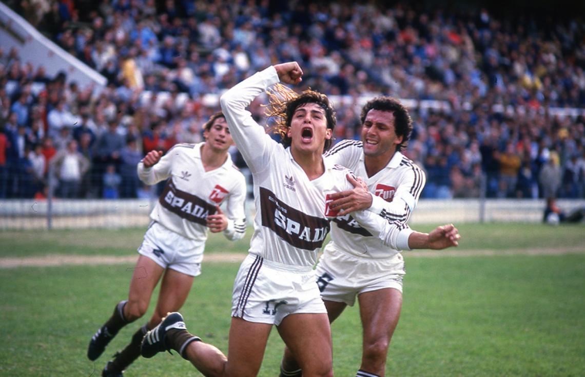 Gritándole un gol a Boca, en La Bombonera, con todas las ganas. Fue uno de los equipos a los que más le convirtió.