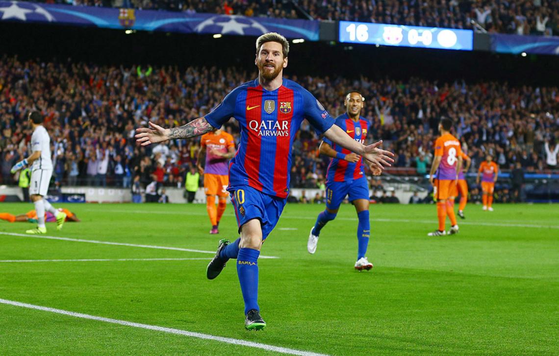 Imagen Messi festeja, pero detrás se viene Neymar: una metáfora de la tabla histórica de goleadores.