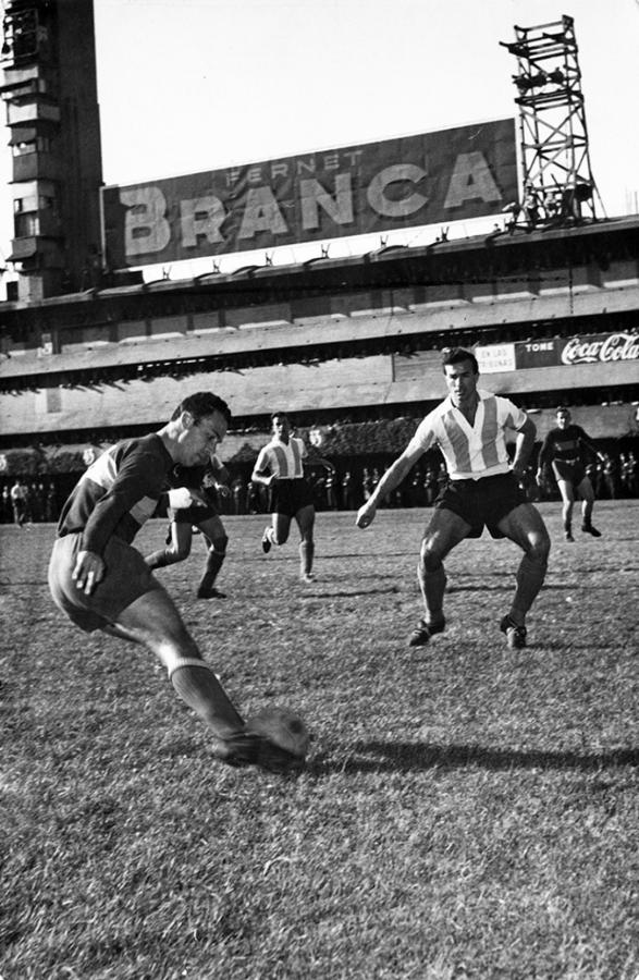 Imagen Desbordando frente a Pedro Dellacha, en un Boca-Racing de mediados de 1956