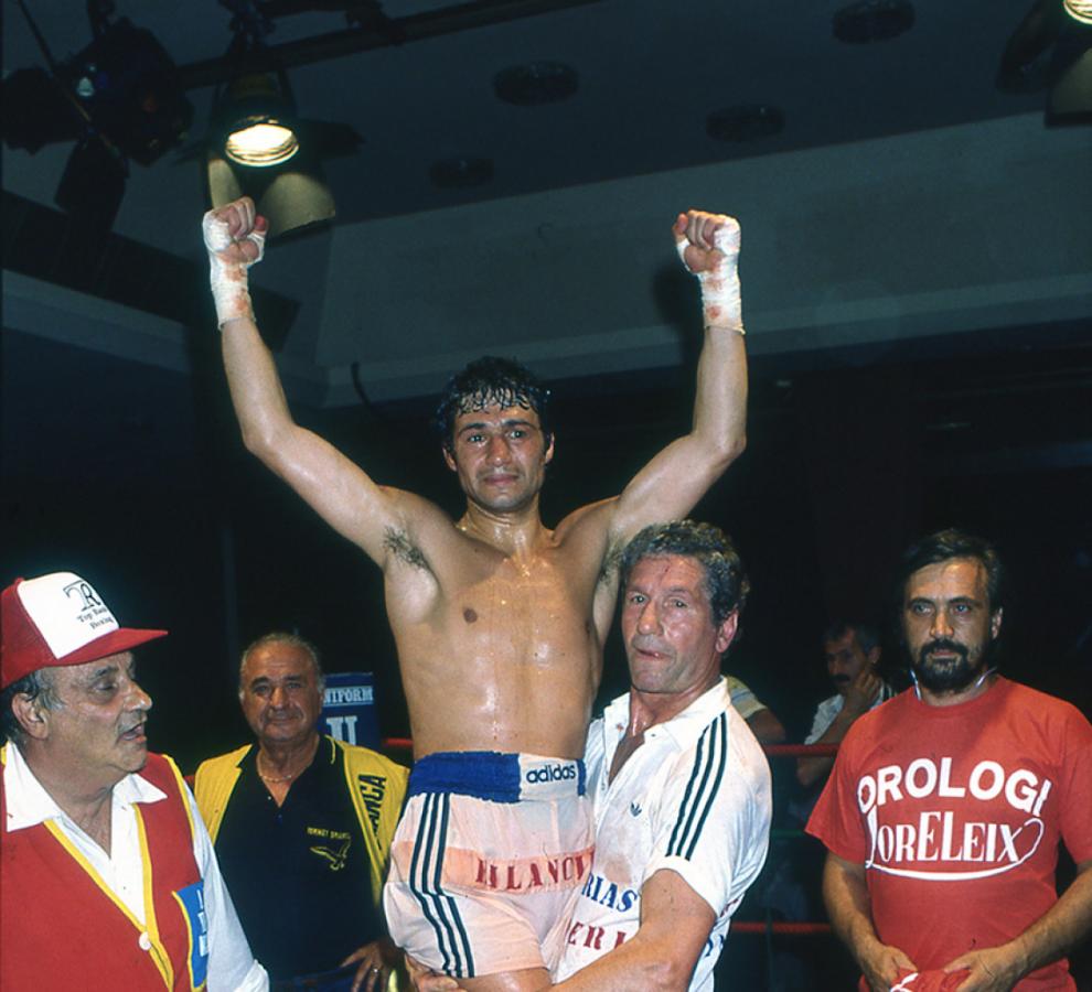 Uby alzado por su padre, el entrenador que lo forjó y lo apuntaló en su carrera.