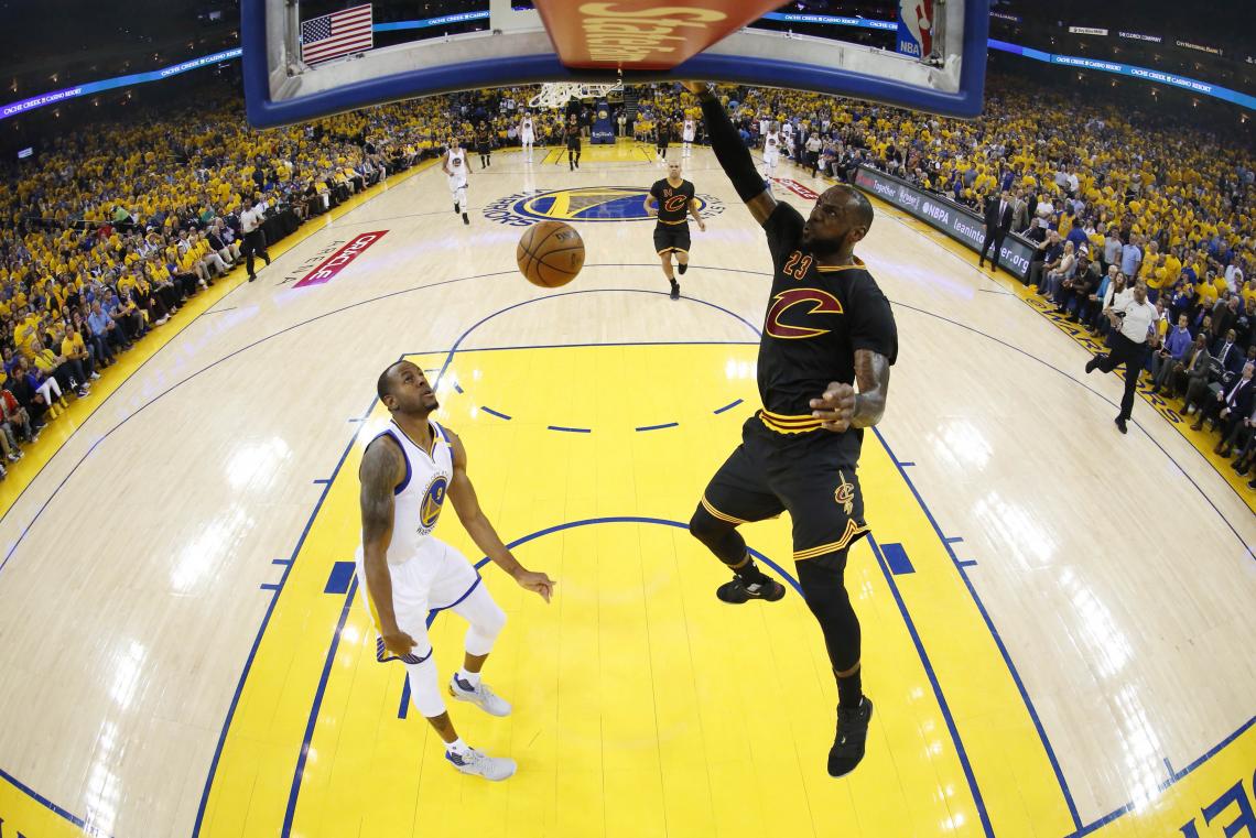 Imagen LeBron, volcando la pelota con furia.
