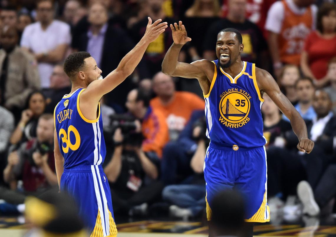 Imagen Durant y Curry, festejando.