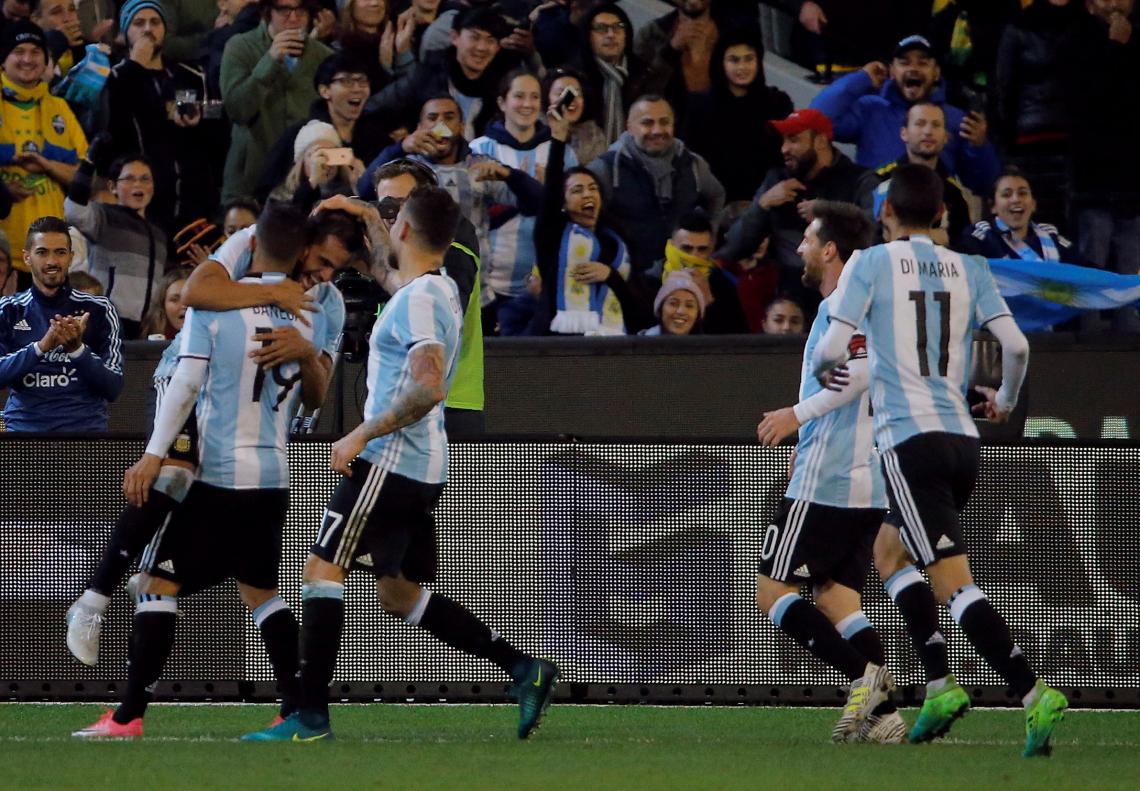 Imagen Argentina sólo repetirá tres titulares entre el partido de Brasil y el de Singapur (Fotos: AP y Reuters)