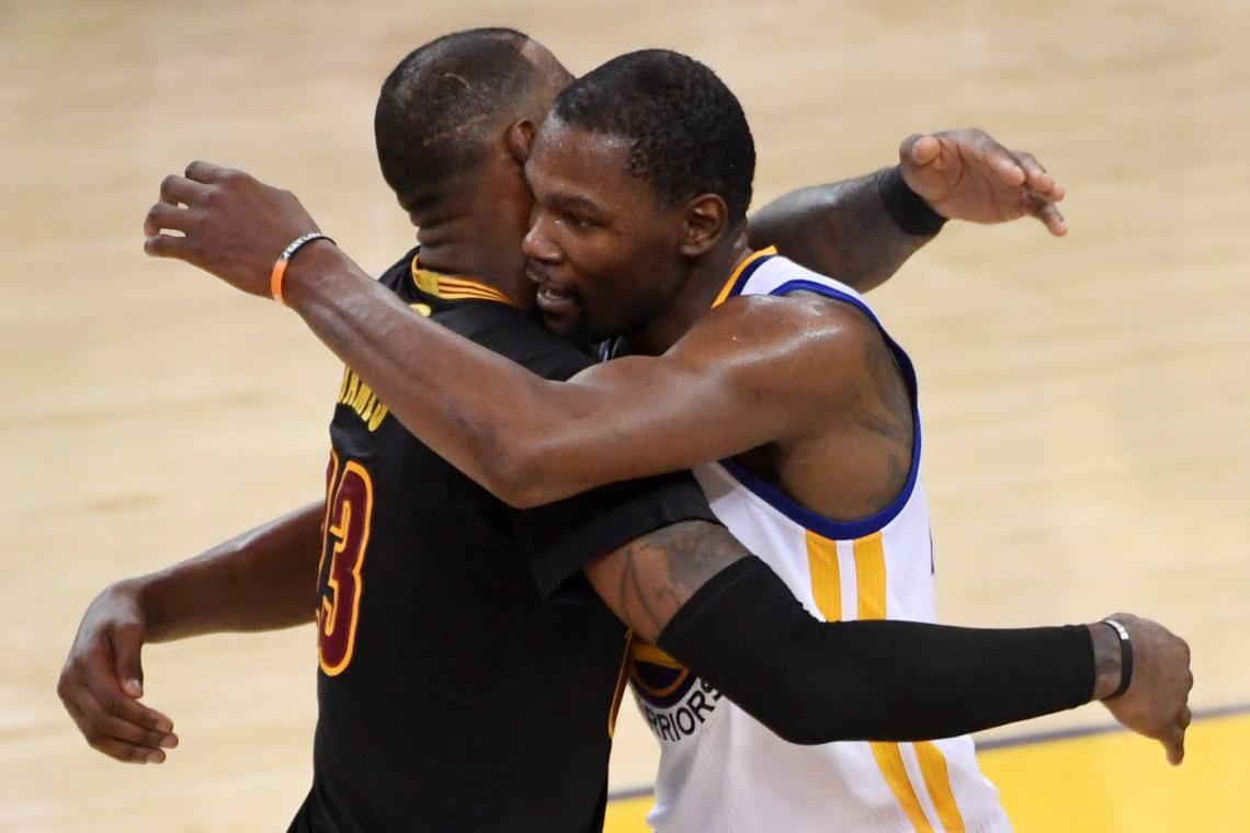 Imagen LeBron y Durant, las dos figuras de la final, saludándose después del partido. 