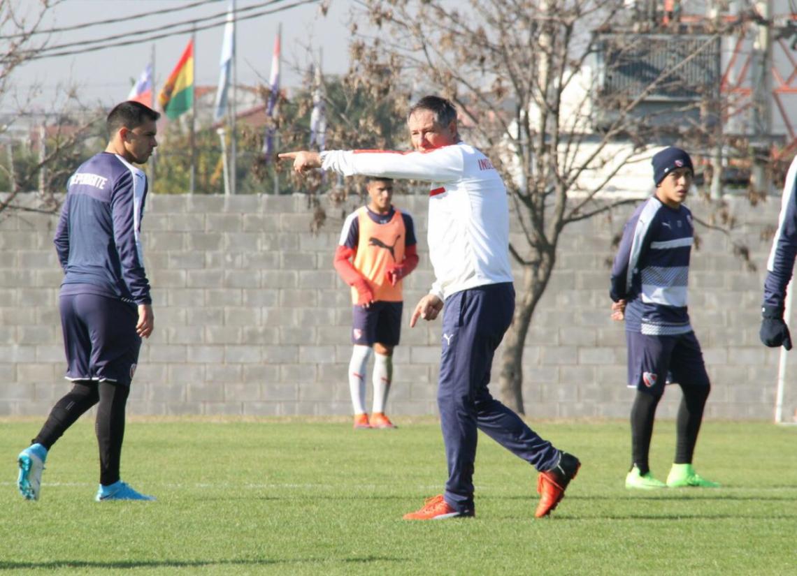 Imagen Holan, dando indicaciones en la práctica.