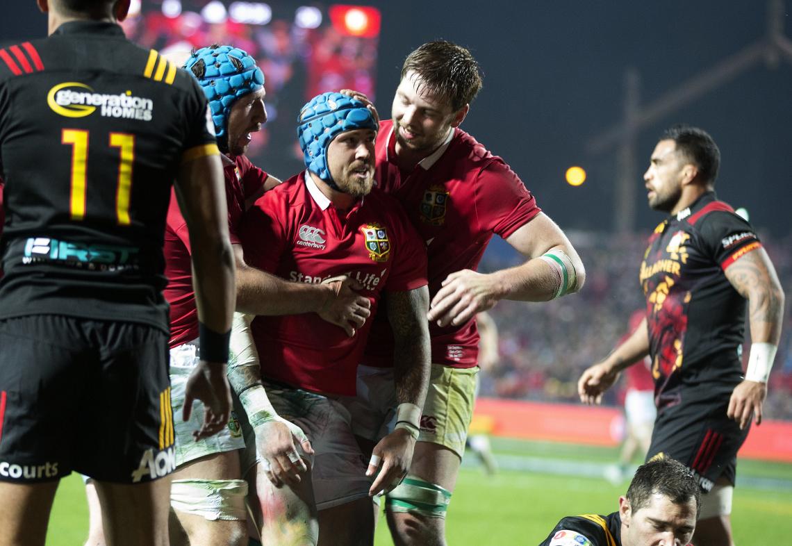 Imagen Nowell, la figura, festejando uno de sus tries.