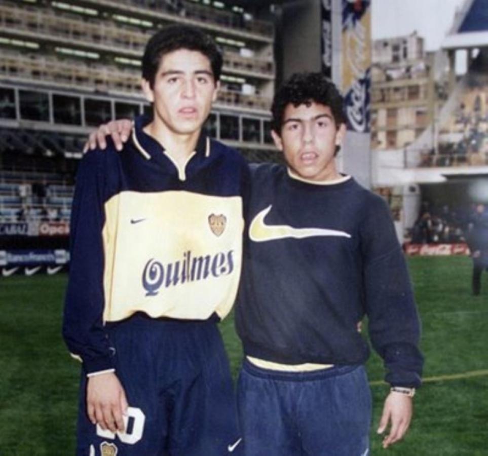 Imagen Tevez, como alcanzapelotas, se sacó una foto con Riquelme.