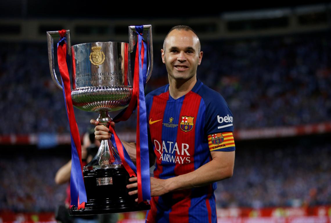 Imagen Iniesta, festejando el último título con la Copa del Rey