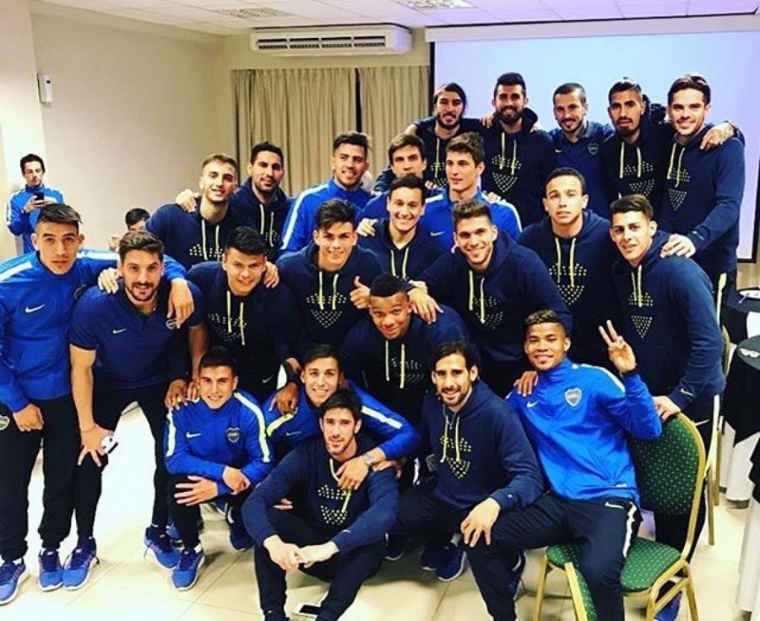 Imagen El plantel de Boca, festejando el título.