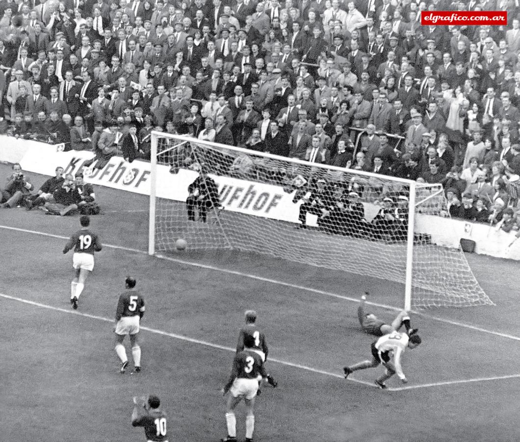Imagen Luis Artime acaba de convertir su golazo. Era el 1 a 0, su tercer conquista en el Mundial 1966.