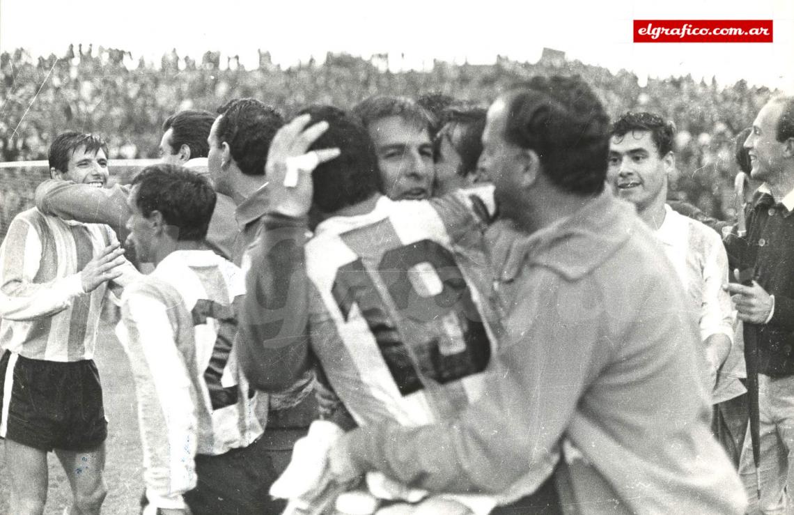 Imagen Antonio Roma se abraza a Luis Artime, detrás el inolvidable Pipo Ferreiro, Oscar Mas y Rafael Albretch celebran la mejor performance argentina en mundiales desde el subcampeonato de 1930.