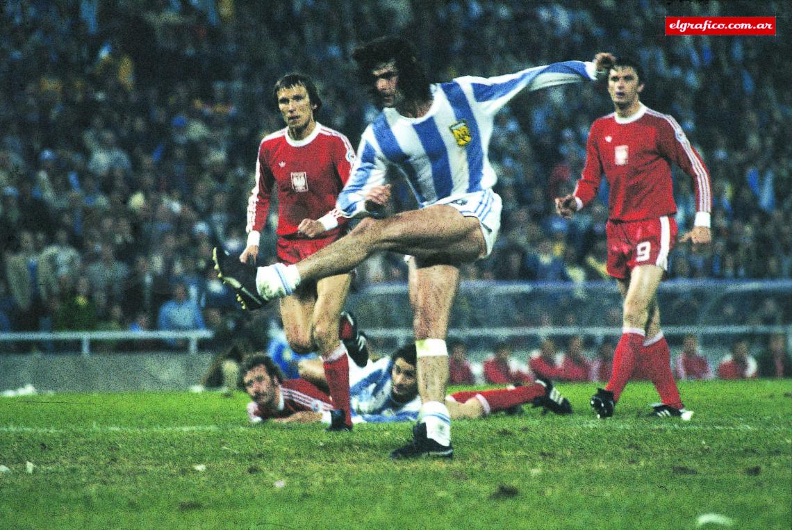 Imagen La potencia en el disparo del Matador Kempes. Era el 2 a 0 definitivo.