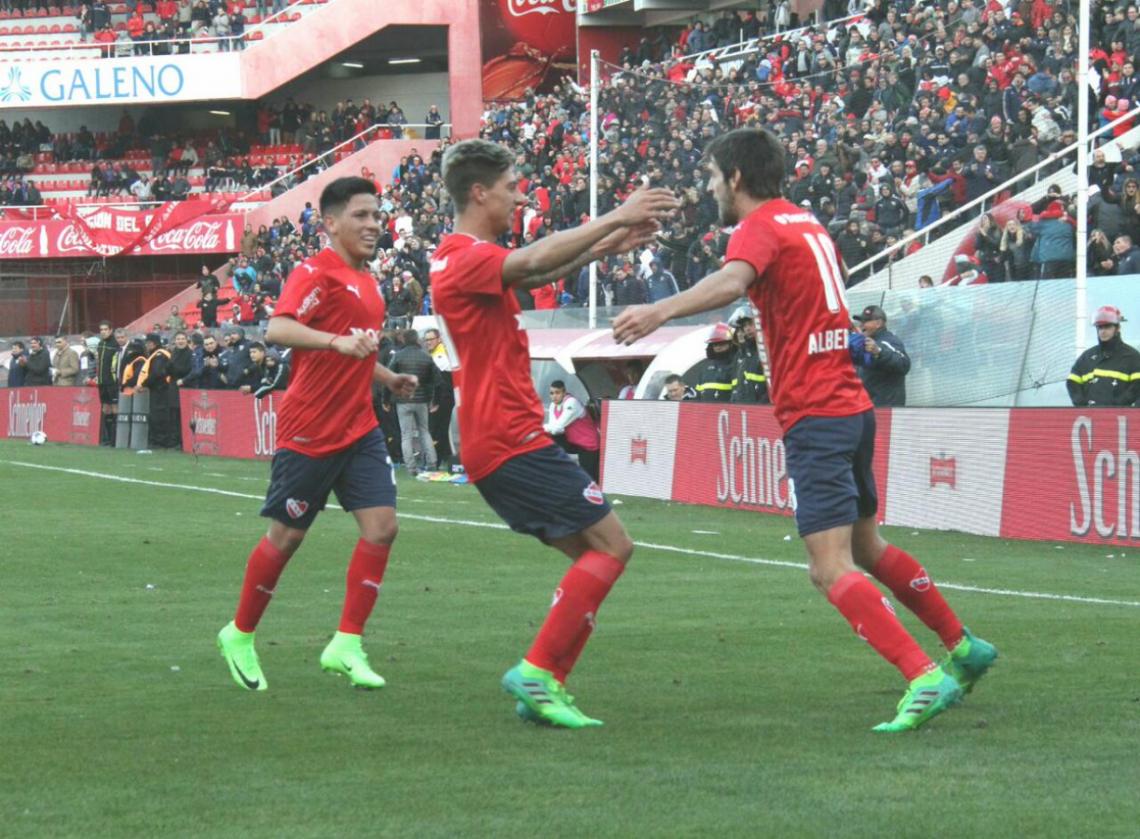 Imagen Albertengo, festejando su gol ante Olimpo con Rigoni y Barco.