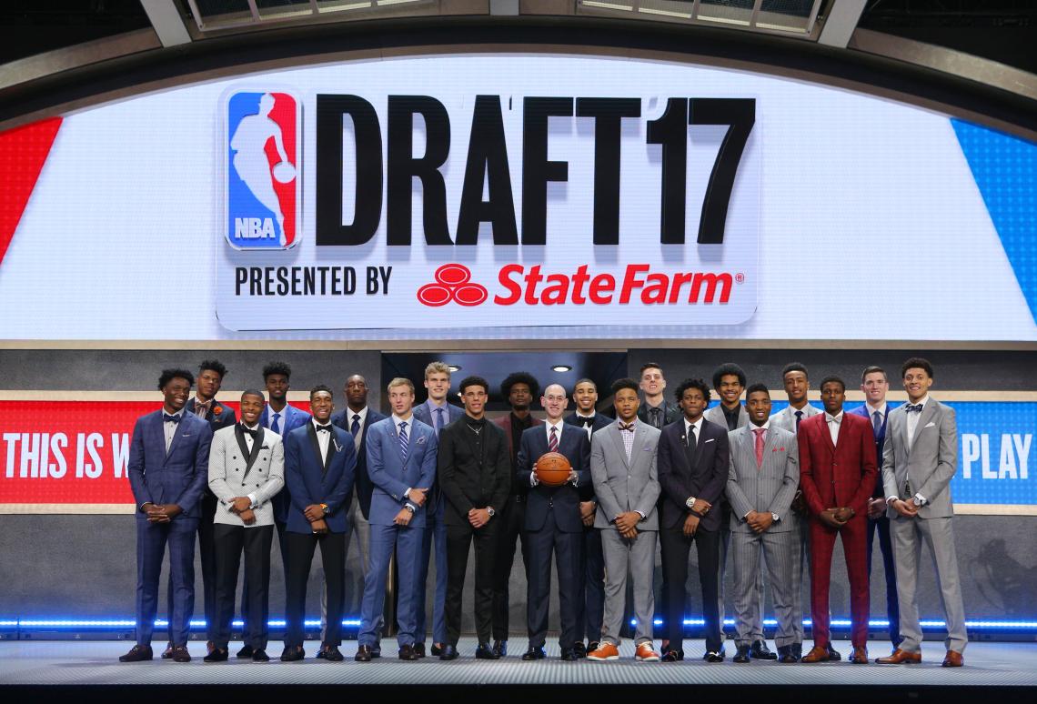 Imagen Adam Silver, comisionado de la NBA, con los 20 primeros seleccionados.