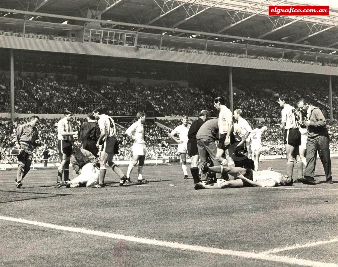 Imagen Jugadores de Argentina e Inglaterra en el piso. El Mundial 66, igual que el de Chile 62 fueron de los más ásperos de la historia.