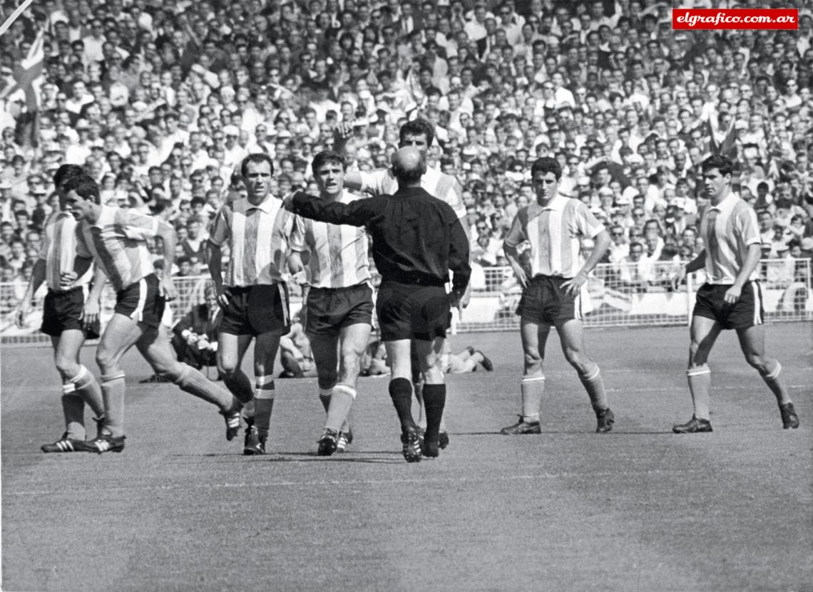 El árbitro alemán indica al capitán argentino el camino a los vestuarios, todos los argentinos buscan una explicación.