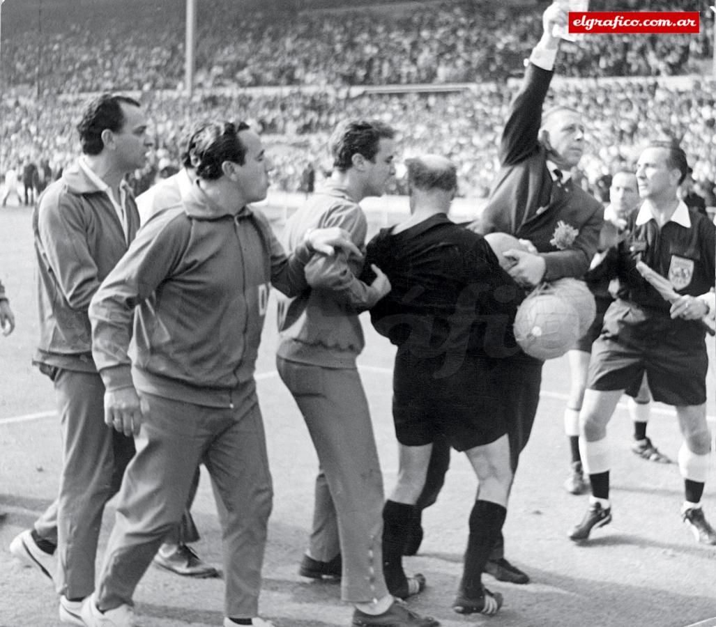 El Toto Lorenzo y el Pato Pastoriza, que era suplente, van contra el árbitro alemán.