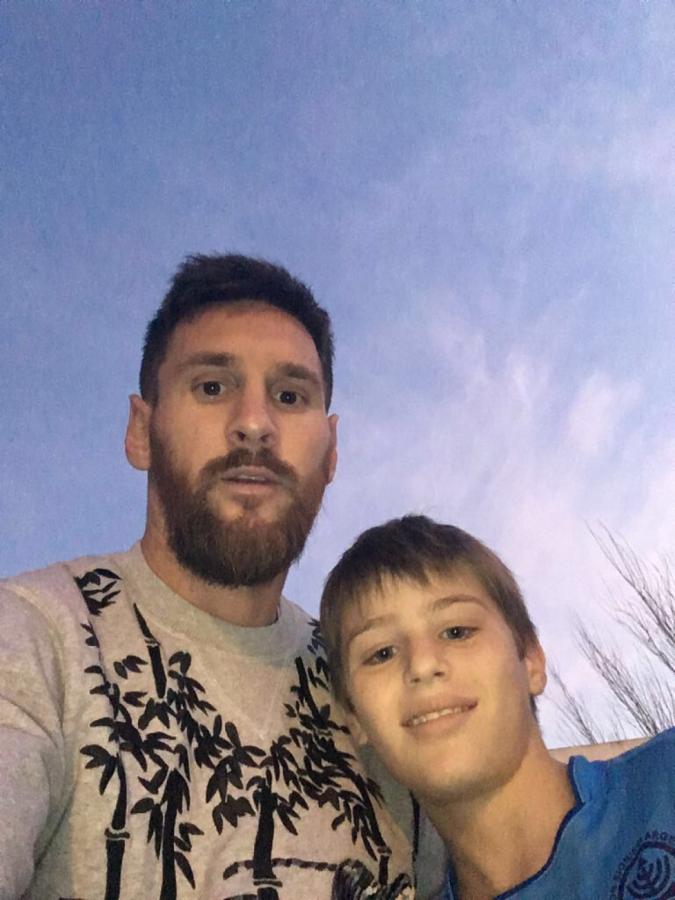 Tiene 10 años, es fanático de Messi y consiguió la foto que los periodistas no pudieron El Gráfico